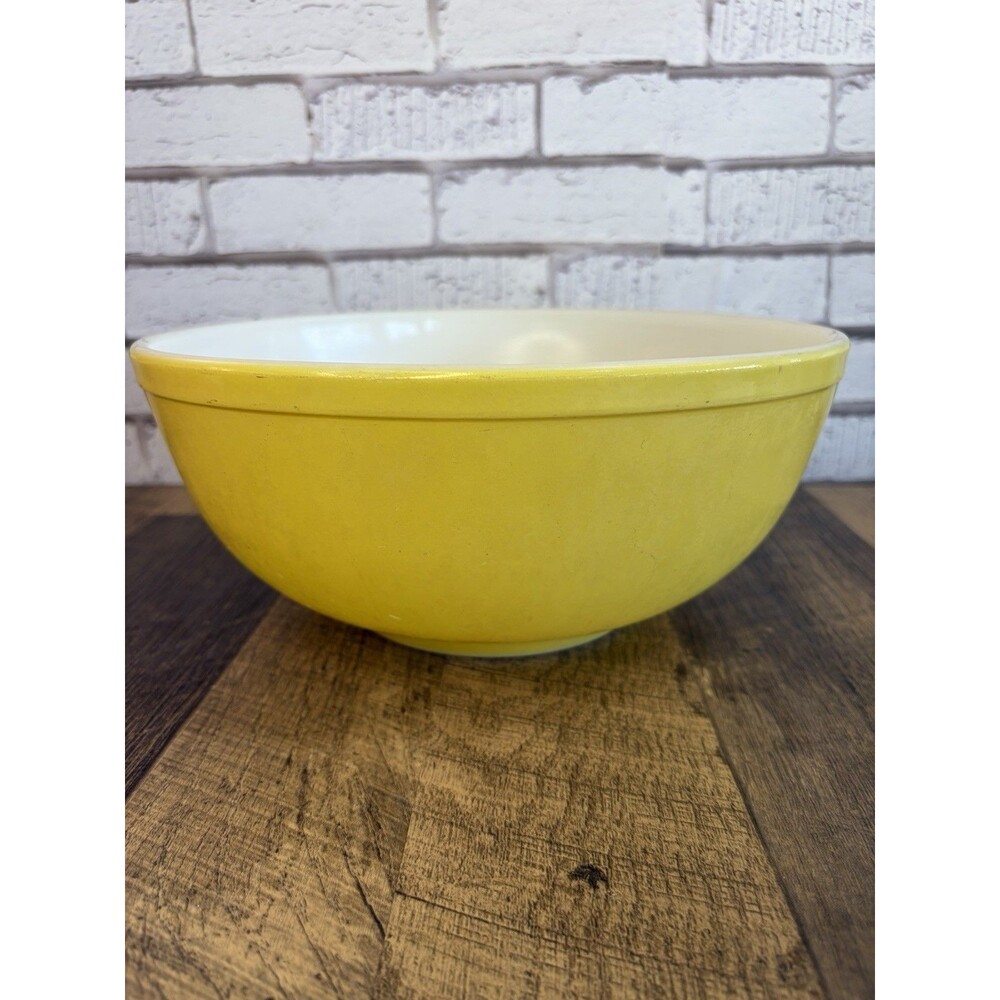 1940's Large Vintage Pyrex Yellow Nesting Mixing Bowl, No Number, T.M. REG Mark
